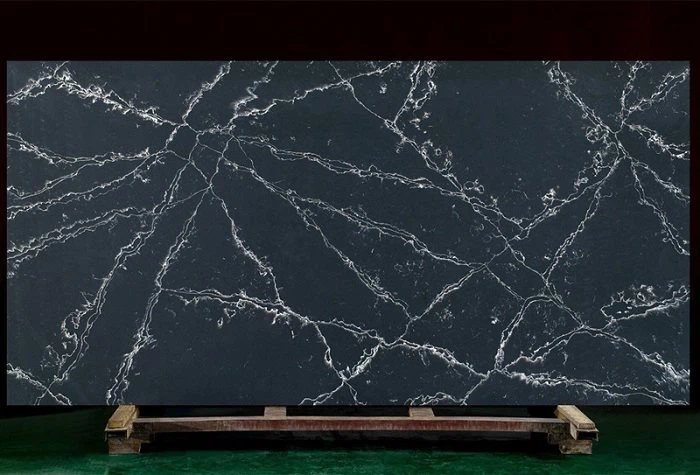 Quartz noir avec veines blanches