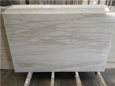 Sol de cuisine en carrelage de marbre blanc