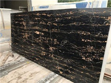 Douche en carrelage de marbre noir