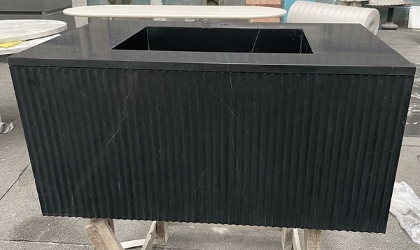 Armoire à barre canneée noire marquina noire