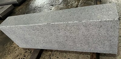 Pierres de bordure en basalte