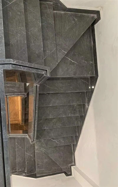Escaliers en marbre gris
