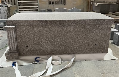 Mausolée de granit rose
