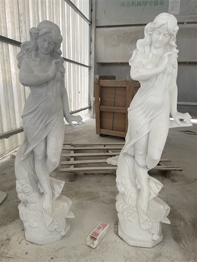 Statue féminine en marbre blanc